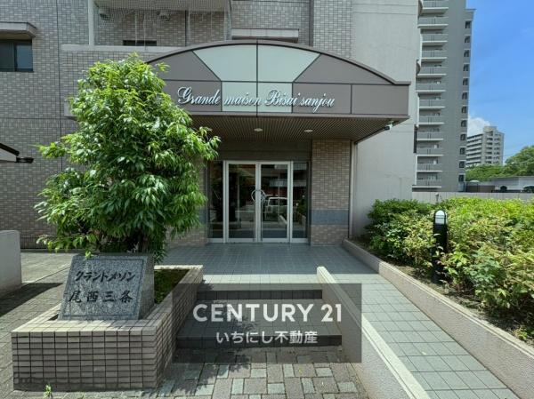グランドメゾン尾西三条　エントランス　落ち着いた色合いのエントランスがお出迎え