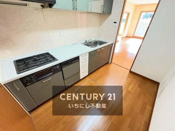 再生住宅「エミナス」・リビオ上名和Ｂ棟　キッチン　たっぷり収納を設けたシステムキッチン