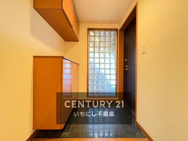 再生住宅「エミナス」・リビオ上名和Ｂ棟　玄関　収納もあり広く使える玄関スペース