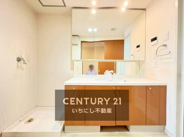 再生住宅「エミナス」・リビオ上名和Ｂ棟　洗面台・洗面所　ゆとりの洗面スペースで朝の身支度も快適