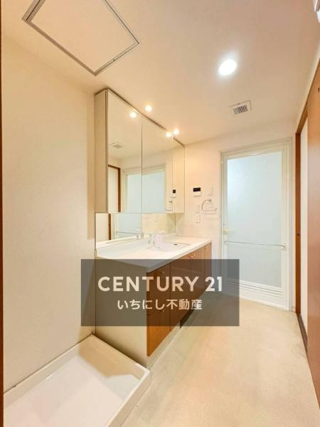 再生住宅「エミナス」・リビオ上名和Ｂ棟　洗面台・洗面所　明るい洗面スペースで朝の身支度も快適に