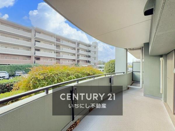 再生住宅「エミナス」・リビオ上名和Ｂ棟　バルコニー　広々バルコニー。洗濯物もたくさん干せます