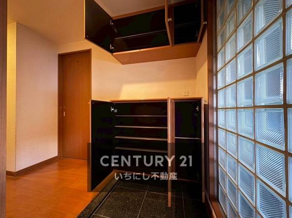 再生住宅「エミナス」・リビオ上名和Ｂ棟　収納　大容量玄関収納で整理整頓清潔感を保てます