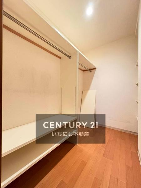 再生住宅「エミナス」・リビオ上名和Ｂ棟　収納　季節ものもすっきり片付く広々ウォークイン