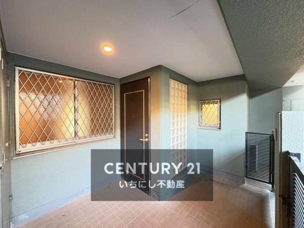 再生住宅「エミナス」・リビオ上名和Ｂ棟　その他現地　玄関前に空間を確保