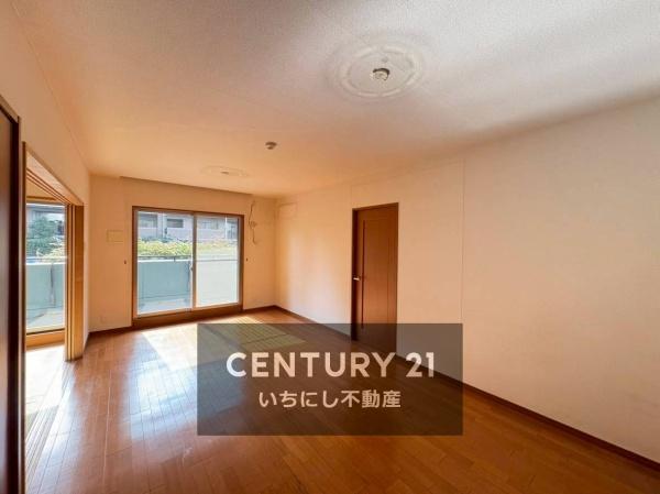 再生住宅「エミナス」・リビオ上名和Ｂ棟　リビング　落ち着いたカラーのLDK