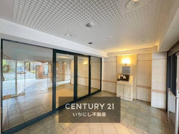 再生住宅「エミナス」・シャトレ愛松稲沢8　エントランス　落ち着いた色合いのエントランスがお出迎え