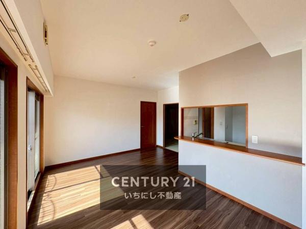 再生住宅「エミナス」・シャトレ愛松稲沢8　リビング　南面間口が広く開放的なLDK