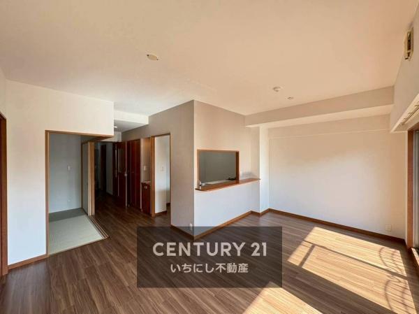 再生住宅「エミナス」・シャトレ愛松稲沢8　リビング　落ち着いたカラーのLDK。