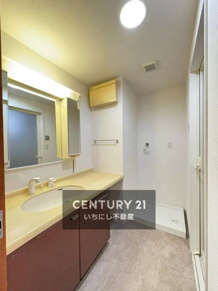 再生住宅「エミナス」・シャトレ愛松稲沢8　洗面台・洗面所　ゆとりの洗面スペースで朝の身支度も快適