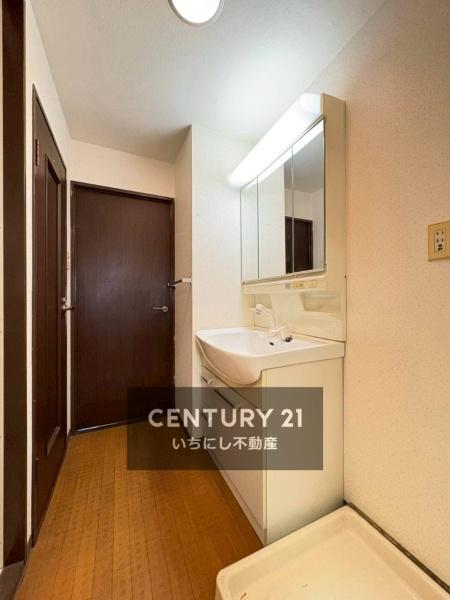 再生住宅「エミナス」・グリーンコーポ江南　洗面台・洗面所　清潔感のあるゆとりの洗面スペース。