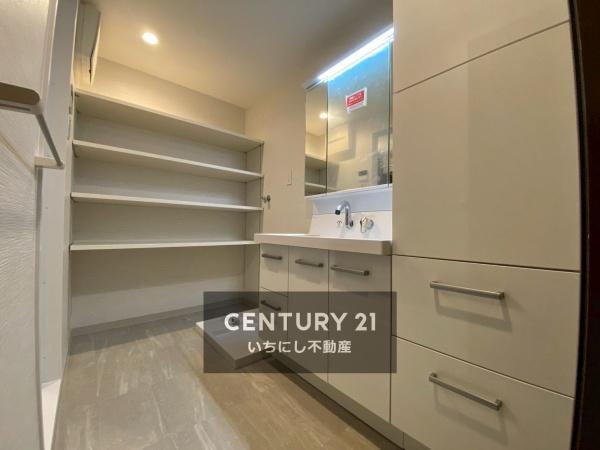 再生住宅「エミナス」・ユニーブル代官町 洗面台・洗面所 収納豊富な洗面スペース。 再生住宅「エミナス」・ユニーブル代官町 洗面台・洗面所 収納豊富な洗面スペース。