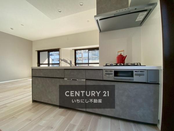 再生住宅「エミナス」・ユニーブル代官町 キッチン たっぷり収納を設けたシステムキッチン 再生住宅「エミナス」・ユニーブル代官町 キッチン たっぷり収納を設けたシステムキッチン