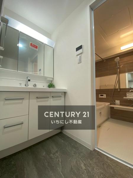 ライオンズステーションプラザ勝川弐番館 洗面台・洗面所 収納付きで生活感をすっきり隠せる洗面室 ライオンズステーションプラザ勝川弐番館 洗面台・洗面所 収納付きで生活感をすっきり隠せる洗面室