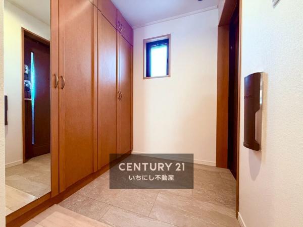 再生住宅「エミナス」・スペクトル三ツ井　玄関　広々とした明るい玄関