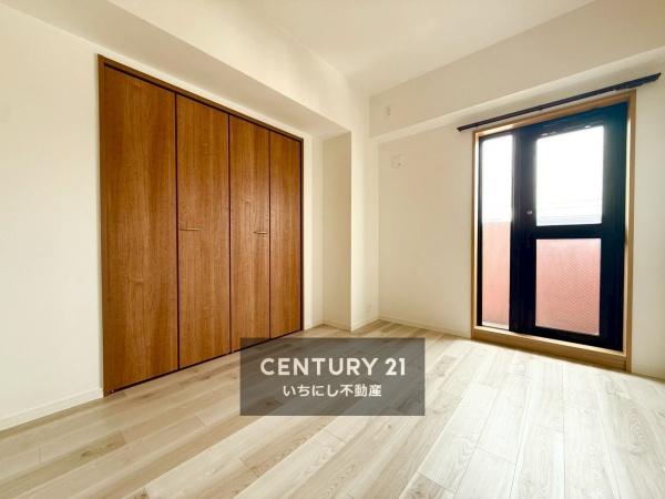 再生住宅「エミナス」・スペクトル三ツ井　洋室　ゆったりくつろげる南東5.9帖洋室