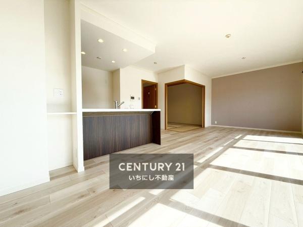 再生住宅「エミナス」・スペクトル三ツ井　リビング　家族との会話がはずむ18.7帖LDK