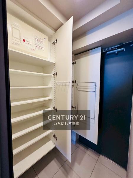 ライオンズプレティナレジデンス　玄関　玄関が片づくシューズボックス