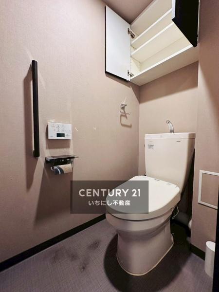 ライオンズプレティナレジデンス　トイレ　清潔感のある温水洗浄便座つきトイレ。