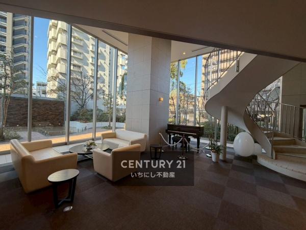 ライオンズプレティナレジデンス　ロビー　一面窓ガラスの開放感あるロビー