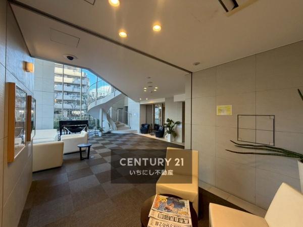 ライオンズプレティナレジデンス　ロビー　落ち着いて過ごせそうなロビー