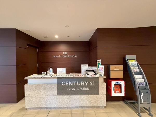 ライオンズプレティナレジデンス　ロビー　フロントサービスあり。