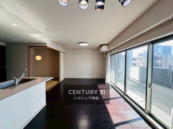 ライオンズプレティナレジデンス　リビング　リラックスして過ごせる17.5帖リビング