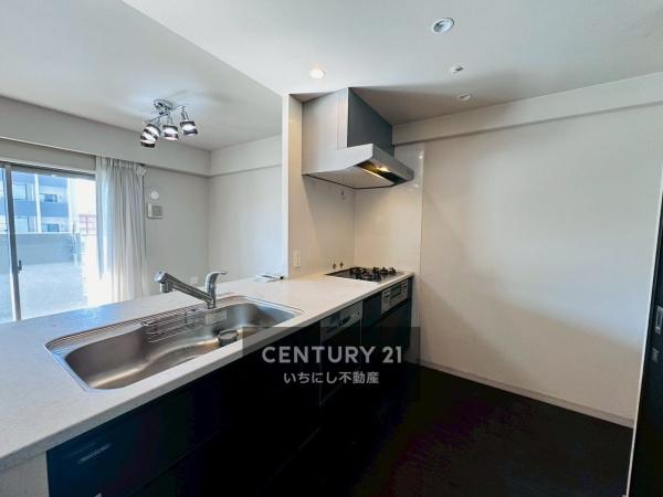 ライオンズプレティナレジデンス　キッチン　たっぷり収納付きのシステムキッチン