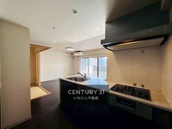 ライオンズプレティナレジデンス　キッチン　開放感のあるシステムキッチン。