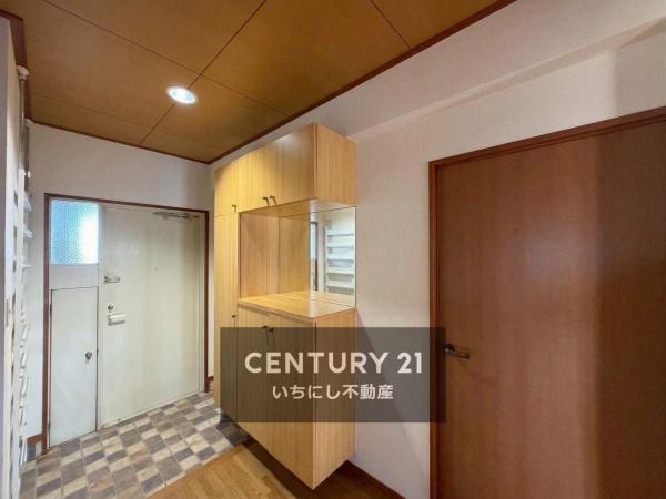 ナビタウン一宮マンション　玄関　広々とした明るい玄関