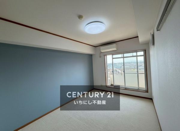 ナビタウン一宮マンション　洋室　バルコニーに出入りできる6帖洋室