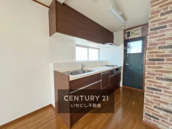 ナビタウン一宮マンション　キッチン　小窓付きで明るいキッチン