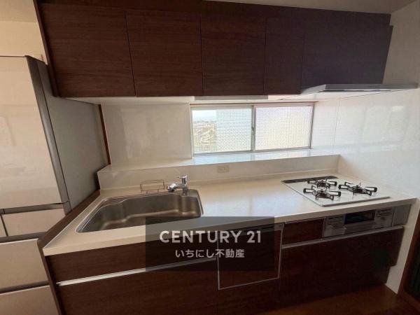 ナビタウン一宮マンション　キッチン　システムキッチンのため使い勝手良好