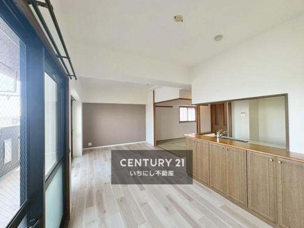 「再生エミナス」・ユーハウス正徳 リビング 窓が大きく日光が取り込みやすいLDK 「再生エミナス」・ユーハウス正徳 リビング 窓が大きく日光が取り込みやすいLDK
